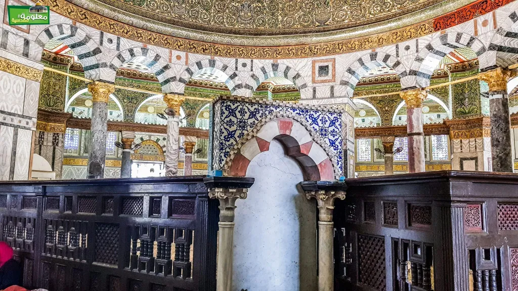 محراب الجدار الخشبي
