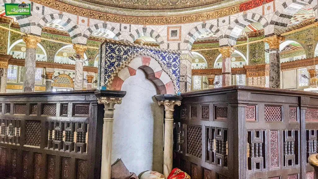 محراب الجدار الخشبي